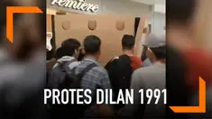 Sejumlah mahasiswa memprotes pemutaran film Dilan 1991 di Mal Panakukang, Makassar. Mereka bahkan coba menutup akses pintu masuk ke bioskop.