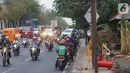 Pengendara motor melaju melawan arus lalu lintas arus di Jalan TB Simatupang, Pasar Rebo, Jakarta, Rabu (16/10/2019). Selain melanggar hukum, perilaku buruk pemotor untuk menghindari macet tersebut juga mengganggu kenyamanan pengguna jalan lain. (Liputan6.com/Immanuel Antonius)