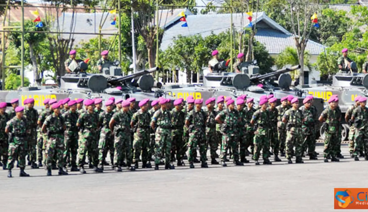 Citizen6, Surabaya: Brigadir Jenderal TNI A Faridz Washington menutup kepelatihan dalam Negeri tank Amfibi BMP-3F Korps Marinir di lapangan apel Karangpilang, Surabaya, Jumat (22/7). (Pengirim: Diyat Akmal)