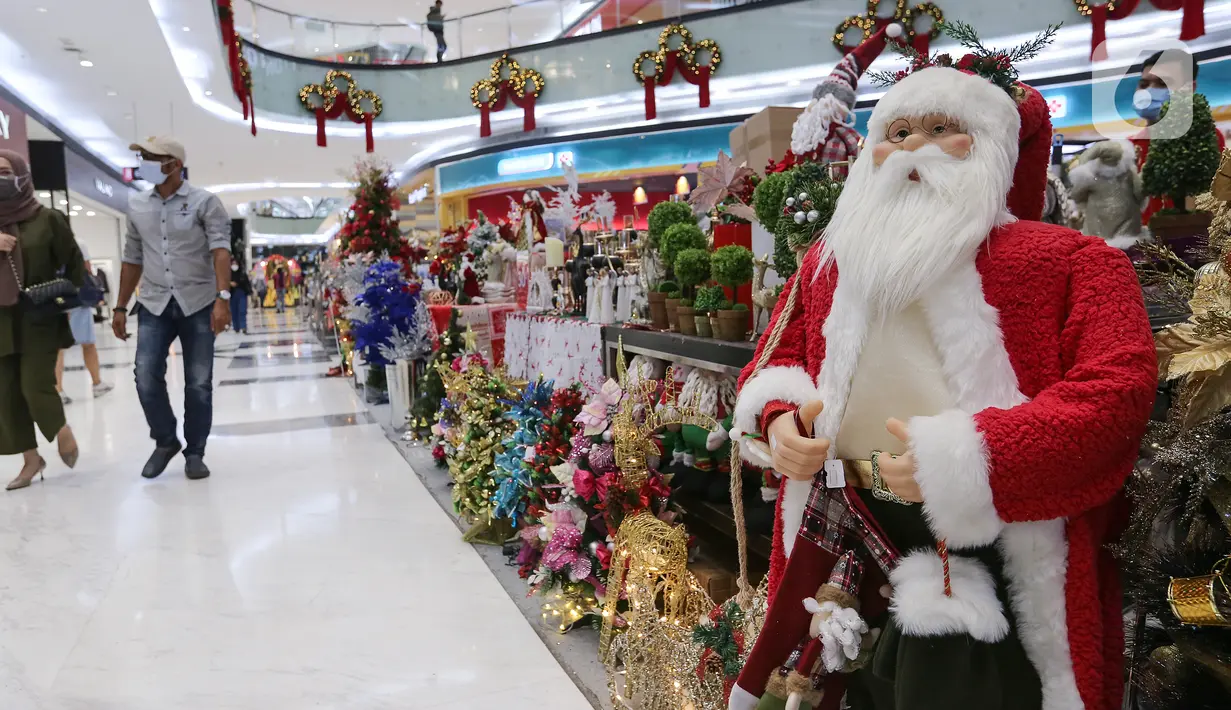 Patung sinterklas hiasi pernak-pernik natal di atrium Lippo Mall Puri, Jakarta Barat, Sabtu (19/12/2020). Dominasi warna merah dan pohon cemara berhias lampu meriahkan sambut Hari Raya Natal dan Tahun Baru di atrium 1 dan 2. (Liputan6.com/Fery Pradolo)