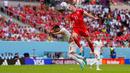 Pemain Wales Gareth Bale (kanan) melompat untuk merebut bola dengan pemain Iran Ehsan Hajsafi pada pertandingan sepak bola Grup B Piala Dunia 2022 di Stadion Ahmad Bin Ali, Al Rayyan, Qatar, Jumat (25/11/2022). Iran mengalahkan Wales dengan skor 2-0. (AP Photo/Pavel Golovkin)