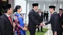 Kali ini, ibu satu anak itu tampil anggun mengenakan kebaya kutubaru motif floral atau kembang. Pilihan warna ungu tua pada kebayanya memberi impresi elegan. [@agusyudhoyono].