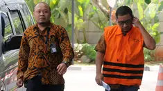 Bupati Tulungagung nonaktif Syahri Mulyo (kanan) tiba di Gedung KPK, Jakarta, Jumat (3/8). Syahri diperiksa sebagai tersangka. (Merdeka.com/Dwi Narwoko)