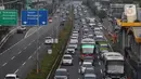 Kendaraan terjebak kemacetan di ruas Tol Dalam Kota, Jalan Gatot Subroto, Jakarta, Selasa (5/4/2022). Direktur Lalu Lintas (Dirlantas) Polda Metro Jaya Kombes Sambodo Purnomo Yogo mengatakan volume kendaraan di Jakarta meningkat hingga 18% selama sepekan terakhir. (Liputan6.com/Johan Tallo)