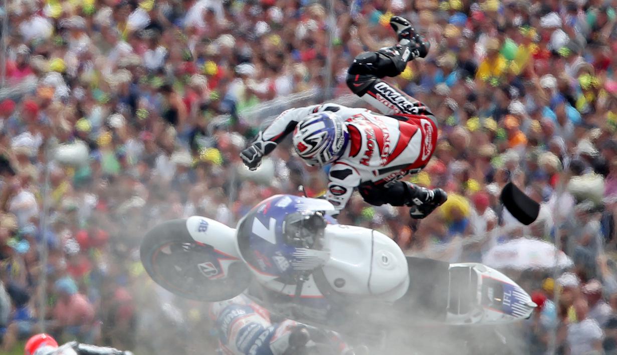 Insiden kecelakaan yang dialami pebalap Jepang, Hiroshi Aoyama. (EPA/JAN WOITAS)