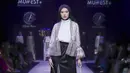 <p>Kombinasi outerwear organza dengan rok satin dari koleksi Charlie Bravo yang dipamerkan di Muffest 2022 ini memberikan kesan elegan dan mewah. (Dok/MUFFEST 2022).</p>