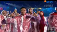 Closing Ceremony Asian Games 2018, para atlet berparade mengenakan jas hujan (Liputan6)