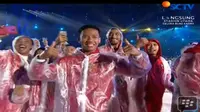 Closing Ceremony Asian Games 2018, para atlet berparade mengenakan jas hujan (Liputan6)