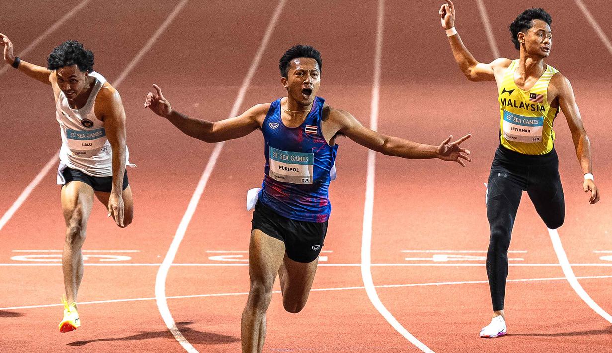 Atlet Indonesia, Lalu Muhammad Zohri (kiri) saat melewati garis finis dalam final lari 100 meter putra SEA Games ke-33 di Suphachalasai National Stadium, Bangkok, pada Kamis 11 Desember 2025. Sprinter kebanggaan Indonesia Lalu Muhammad Zohri harus puas dengan meraih medali perak cabang olahraga atletik nomor 100 meter putra SEA Games 2025. (Chanakarn LAOSARAKHAM/AFP)