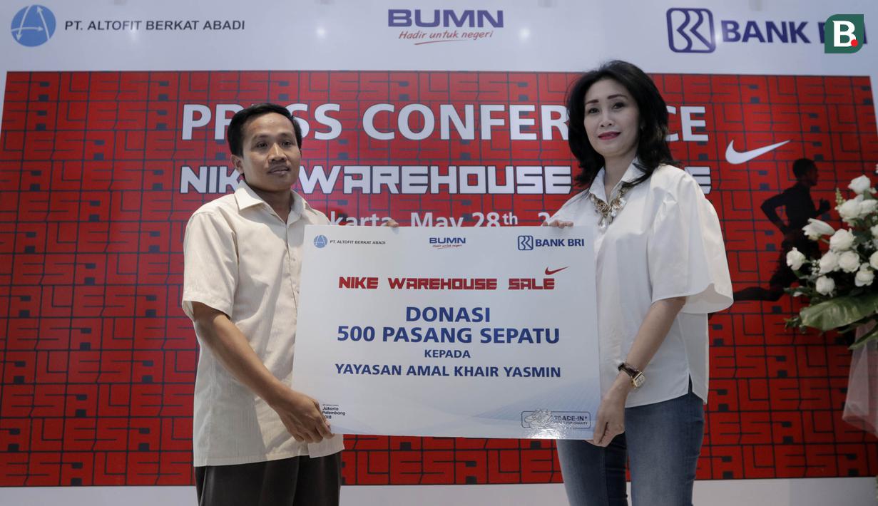 Direktur Konsumer BRI, Handayani, memberikan donasi 500 pasang sepatu usai jumpa pers di Jakarta, Senin (28/5/2018). Menyambut Asian Games 2018 BRI dan Nike akan menggelar Nike Warehouse Sale di JCC pada 30 Mei- 3 Juni 2018. (Bola.com/M Iqbal Ichsan)