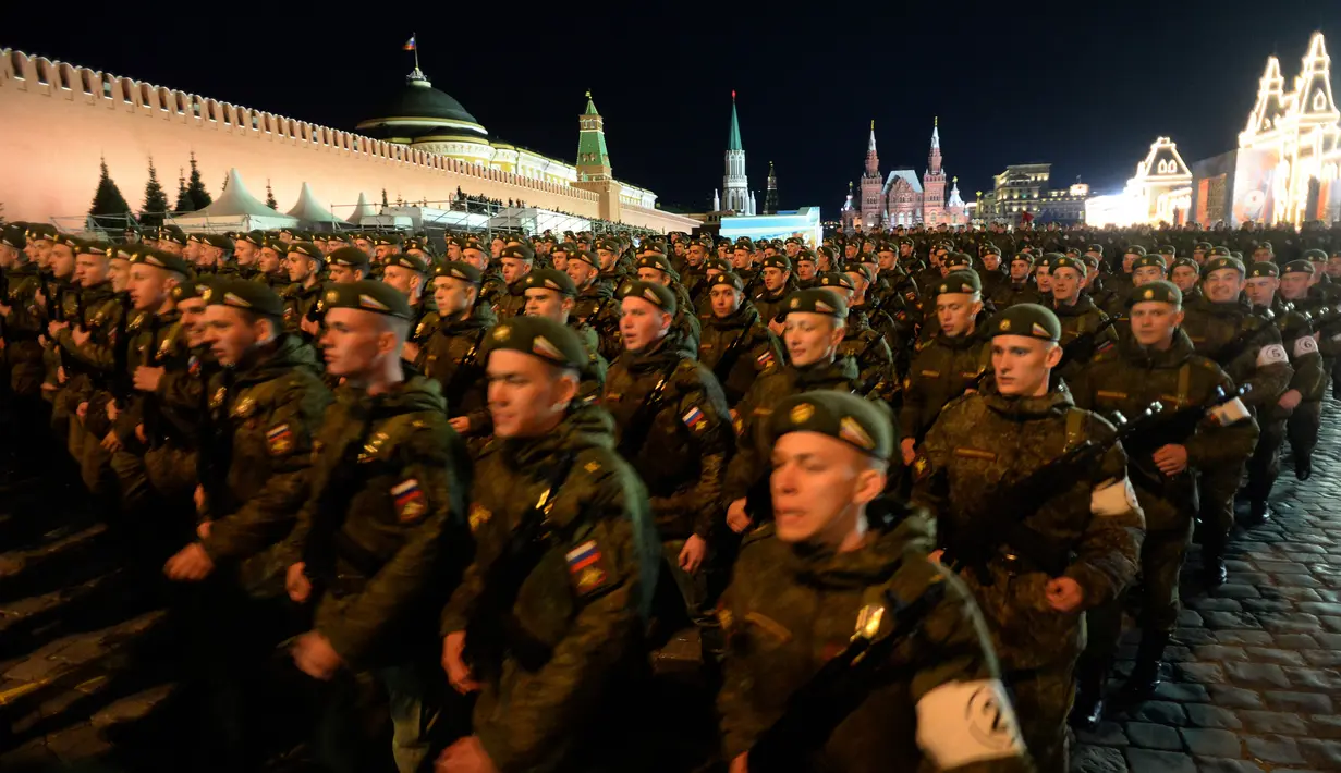 Tentara Rusia menghadiri latihan parade militer Hari Kemenangan di Moskow (3/5). Rusia akan merayakan ulang tahun ke-72 dari kemenangan atas Nazi Jerman di pada 9 Mei 1945. (AFP Photo/Vasily Maximov)
