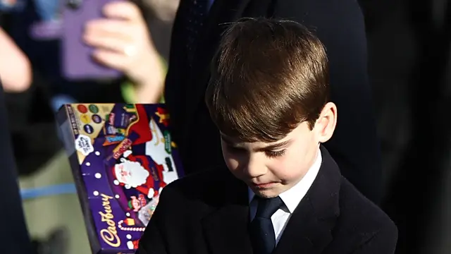 Tingkah Lucu Pangeran Louis Dapat Kado Natal 2025 dari Warga, Pecicilan Dapat Cokelat