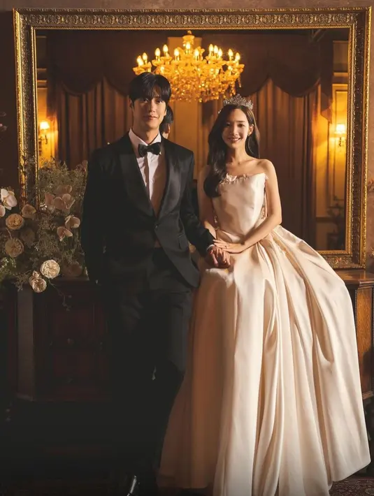 Penampilan Na In Woo dalam setelan jas hitam serta Park Min Young dalam balutan gaun pernikahan bermodel strapless ini tampak begitu menawan. Bahkan, keduanya terlihat serasi saat menjalani pemotretan prewedding. (Liputan6.com/IG/@rachel_mypark)