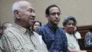 Sidang hari ini, Senin 20 April 2026, beragendakan mendengar keterangan saksi-saksi. Tampak dalam foto, Menteri Pendidikan, Kebudayaan, Riset, dan Teknologi (Mendikbudristek) periode 2019 hingga 2024, Nadiem Anwar Makarim (tengah) bersama diapit oleh kedua orang tuanya Nono Anwar Makarim (kiri) dan Atika Algadrie sebelum dimulainya sidang di Pengadilan Tindak Pidana Korupsi, Jakarta, Senin 20 April 2026. (AP Photo/Achmad Ibrahim)