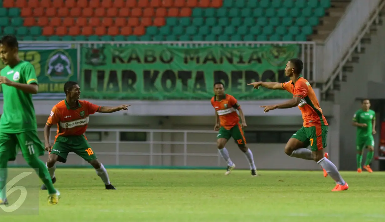 Pemain PS Bengkulu, Andreas Ado (kedua kanan) berlari merayakan golmya ke gawang Persikabo dalam laga lanjutan Liga 2 di Stadion Pakansari, kab Bogor, Minggu (23/4). Persikabo kalah 1-4 dari PS Bengkulu. (Liputan6.com/Helmi Fithriansyah)