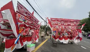 Pedagang Bendera Merah Putih Menjerit, Omzet Tergerus Penjual Online