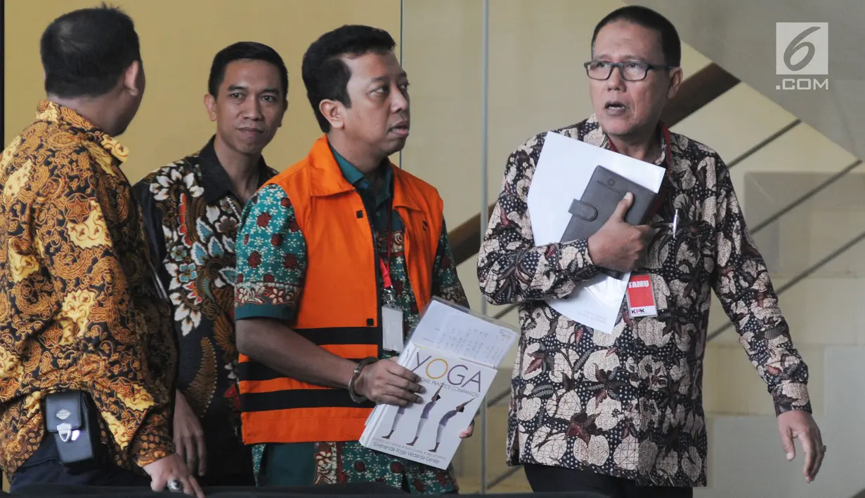 Mantan Ketua Umum PPP Romahurmuziy, Romahurmuziy (rompi oranye) berjalan keluar usai menjalani pemeriksaan di Gedung KPK, Jakarta, Jumat (24/5/2019). KPK memeriksa Romahurmuziy sebagai tersangka terkait kasus dugaan jual beli jabatan di Kementerian Agama tahun 2018-2019. (merdeka.com/Dwi Narwoko)