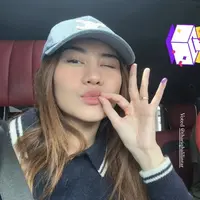 Aaliyah Massaid didampingi suami untuk nyoblos tahun ini. Tampak, Aaliyah mengenakan atasan knit berkerah lengan panjang warna hitam dipadukan topi cap denim dari Celine. [@aaliyah.massaid]