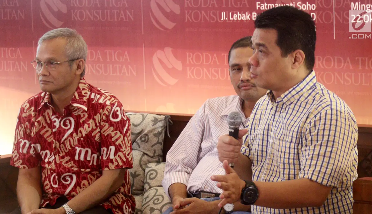Politisi Partai Gerindra Ahmad Reza Patria, Pakar Komunikasi Politik UNDIP Moch Yulianto dan Politisi PDI Perjuangan Aria Bima saat rilis survei Kepemimpinan Nasional dan Kinerja Pemerintah di Jakarta, Minggu (22/10). (Liputan6.com/Fery Pradolo)