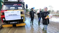 Relawan BRI Peduli terjun langsung ke lokasi bencana di Kabupaten Aceh Tamiang untuk menyalurkan bantuan kepada masyarakat terdampak banjir bandang dan longsor. Foto: BRI