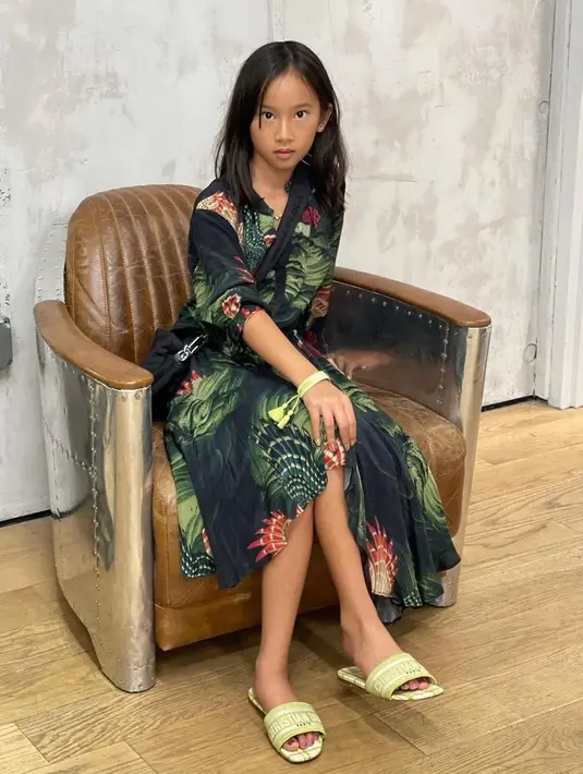 Tak mau kalah dari sang ibu, Kierra juga kerap menggunakan barang branded. Seperti di foto ini, Kierra mengenakan dress warna hitam bermotif dedaunan. (Instagram/adindabakrie).