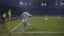 Pemain Timnas Argentina, Lionel Messi melakukan tendangan sudut saat laga uji coba internasional melawan Curacao yang berlangsung di Stadion Unico Madre de Ciudades, Rabu (29/3/2023) pagi WIB. La Pulga berhasil mencetak hattrick dan membawa timnya menang dengan skor 7-0. (AFP/Juan Mabromata)