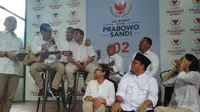 Cawapres Sandiaga Uno santai bersama tim saat menunggu hasil hitung cepat. (Merdeka.com)