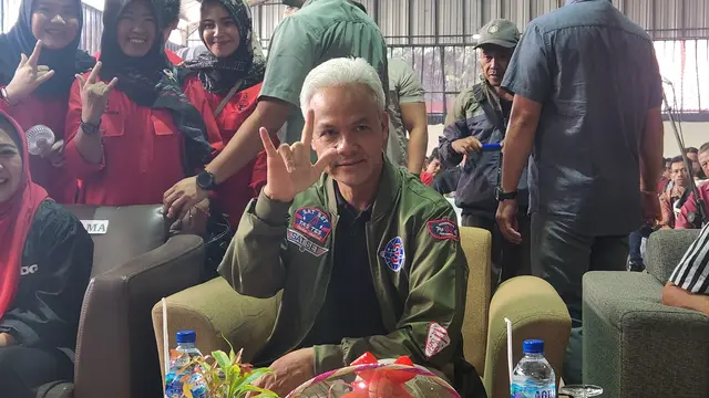 Calon Presiden (Capres) nomor urut 03 Ganjar Pranowo menyapa relawan di Hotel Owabong di Jalan Raya Owabong Nomor 1, Dusun 2, Bojongsari, Kecamatan Bojongsari, Kabupaten Purbalingga, Jawa Tengah.