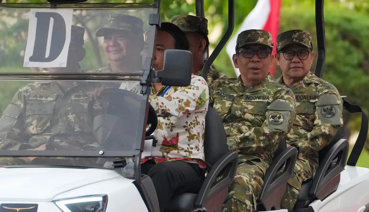 Presiden Prabowo Subianto juga mengatakan bahwa kegiatan Retreat Kabinet Merah Putih bukan bermaksud militeristik. (AP Photo/Achmad Ibrahim)