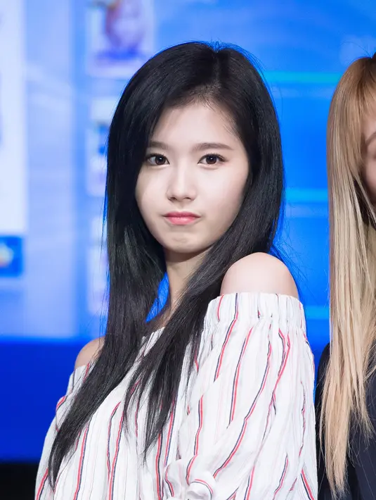 Kira-kira Sana Twice lebih cantik dengan rambut hitam natural atau dengan rambut yang warna-warni? (Foto: koreaboo.com)