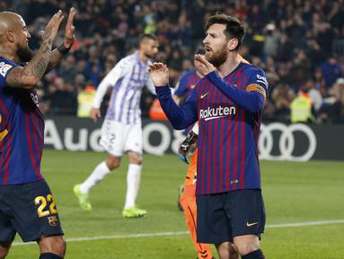 Gelandang Barcelona, Lionel Messi, merayakan gol yang dicetaknya ke gawang Valladolid pada laga La Liga di Stadion Camp Nou, Barcelona, Sabtu (16/2). Barcelona menang 1-0 atas Valladolid. (AFP/Pau Barrena)