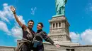 Anang Hermansyah saat berpose bersama istrinya Ashanty berpose di bawah Patung Liberty. Keduanya kompak mengenakan outfit serba hitam. (Instagram/ashanty_ash)