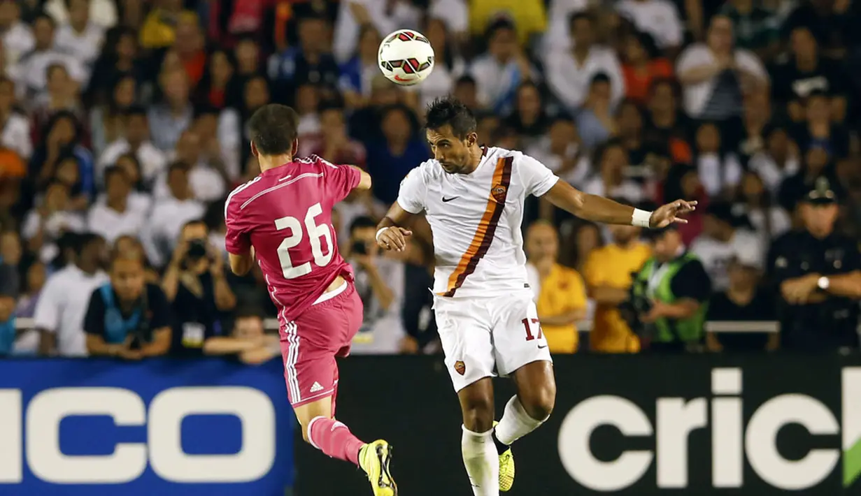 Pemain belakang AS Roma, Medhi Benatia (kanan), berebut penguasaan bola dari gelandang Real Madrid, Alvaro Medran, di laga International Champions Cup 2014 di Stadion Cotton Bowl, Dallas, (29/7/2014). (REUTERS/Kevin Jairaj-USA TODAY Sports)