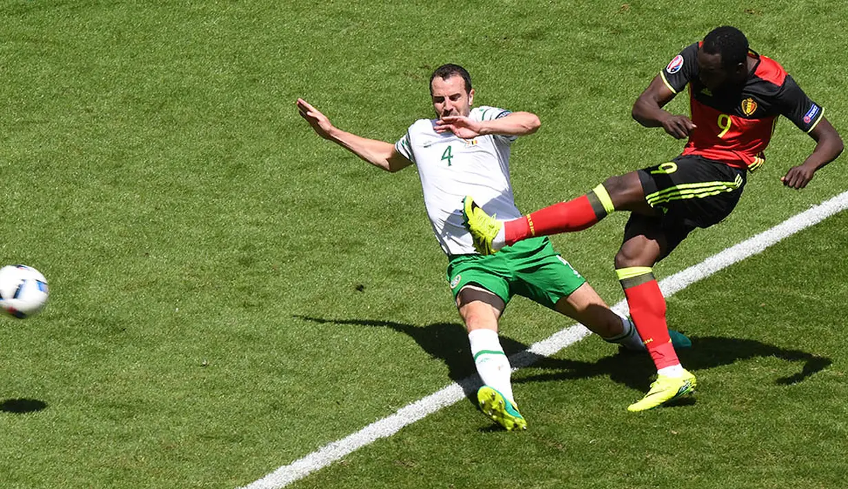 Proses terjadinya gol yang dicetak striker Belgia, Romelu Lukaku, ke gawang Irlandia pada laga Grup E Piala Eropa 2016. Gol-gol Belgia tercipta melalui dua dari Romelu Lukaku dan satu dari Axel Witsel. (AFP/Mehdi Fedouach)