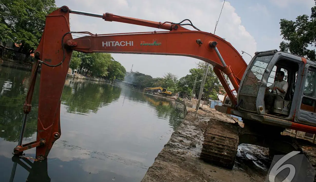 Seorang petugas sedang melakukan pengerukan lumpur kali Sidang menggunakan eskavator, Jakarta, Jumat (19/9/2014) (Liputan6.com/Faizal Fanani)