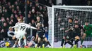 Pertandingan ini berlangsung sengit sejak kick-off dan ditutup dengan serangan gencar tuan rumah menjelang akhir laga. (Bradley Collyer/PA via AP)
