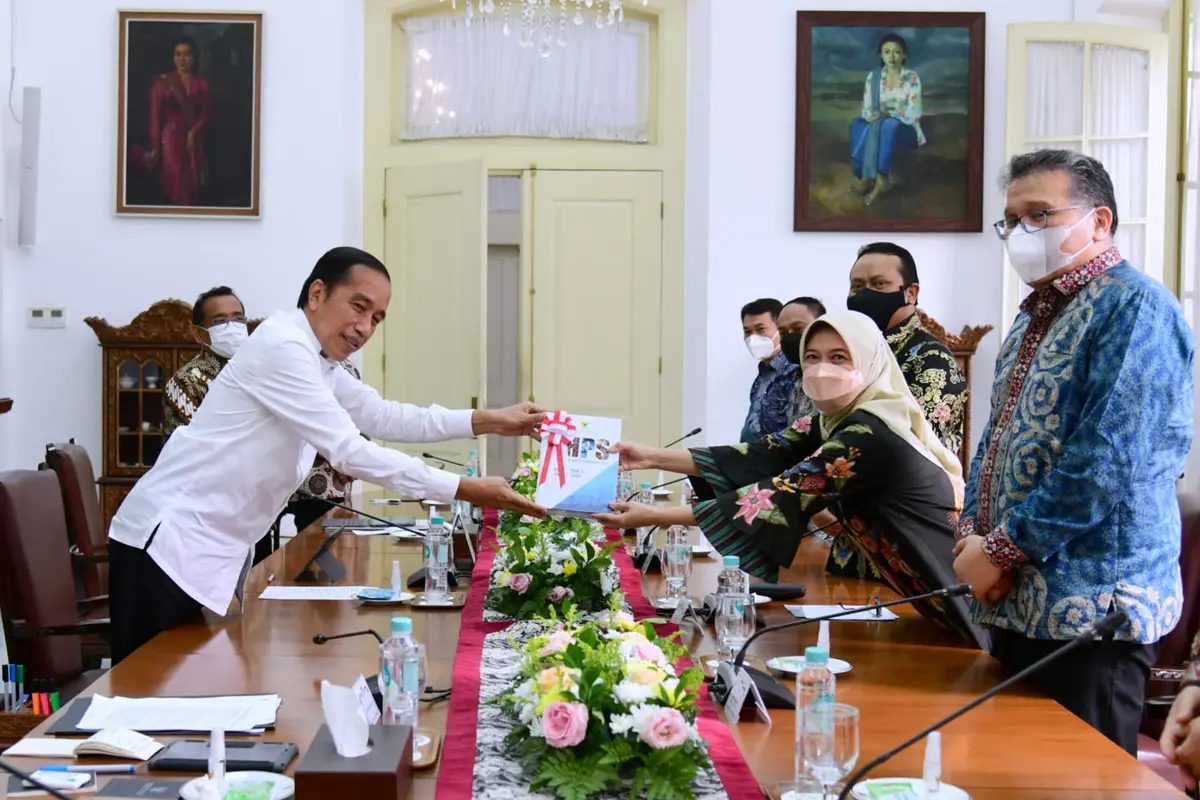 Presiden Jokowi menerima apresiasi Ikhtisar Hasil Pemeriksaan Semester (IHPS) II Tahun 2021 dari BPK RI di Istana Kepresidenan Bogor