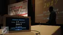 Petugas KPU melintasi layar monitor usai Launching Penetapan Hari dan Tanggal Pelaksanaan Pilkada Serentak 2017 di Jakarta, Senin (15/2/2016). Pilkada Serentak 2017 akan dilaksanakan Rabu 15 Februari 2017. (Liputan6.com/Helmi Fithriansyah)