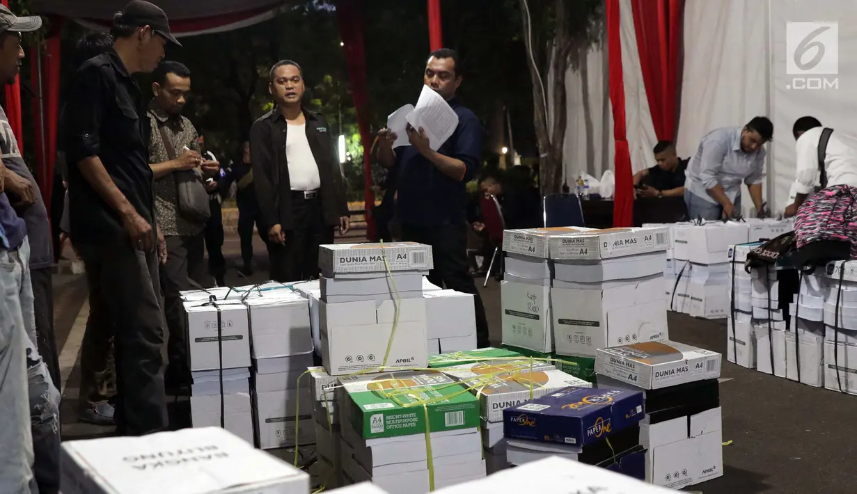 Petugas MK mengecek dokumen barang bukti yang diajukan tim BPN 02 pada sidang perselisihan hasil Pilpres 2019 di area Mahkamah Konstitusi, Jakarta, Kamis (13/6/2019). Sidang perselisihan hasil Pilpres 2019 akan berlangsung Jumat (14/6). (Liputan6.com/Helmi Fithriansyah)