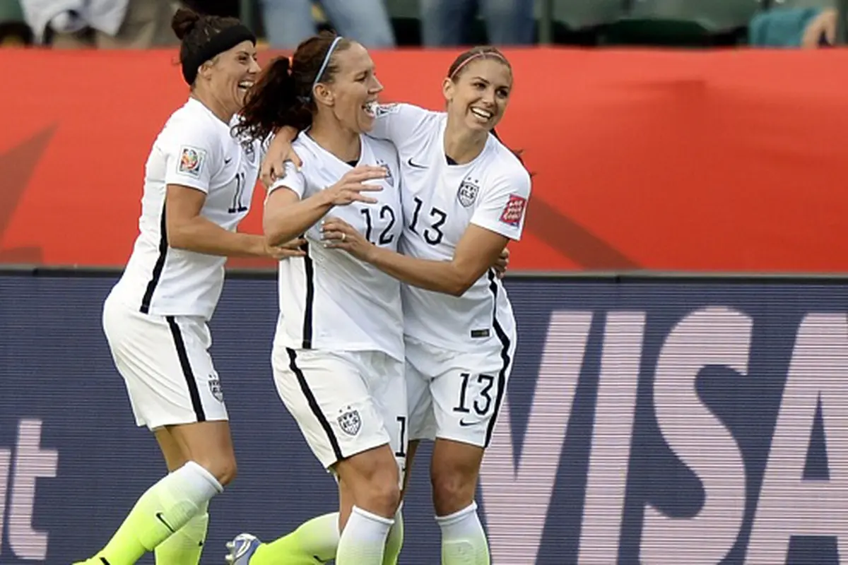 Alex Morgan (13) berselebrasi bersama dua rekannya usai mencetak gol di pertandingan Amerika Serikat mengadapi Kolombia dalam babak 16 besar Wanita Piala Dunia 2015 di Edmonton, Kanada, 22 Juni 2015. EPA / MIKE STURK