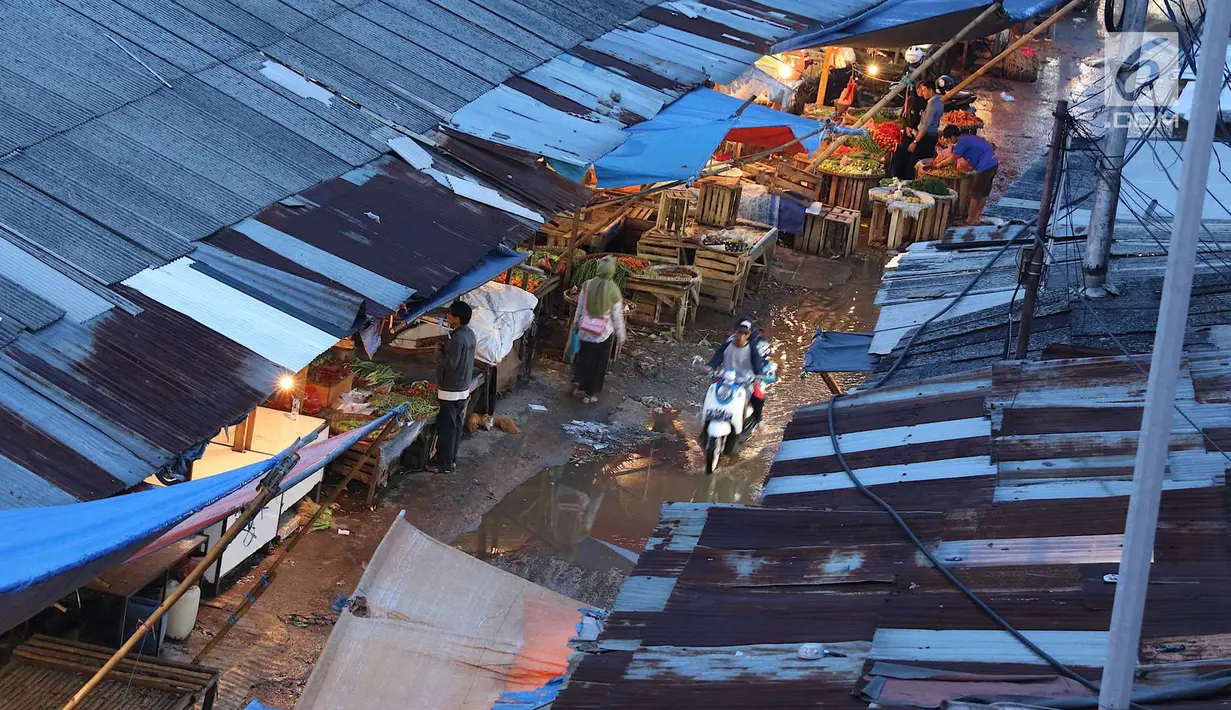 Warga dan pedagang melakukan aktivitas di Pasar Kemiri Muka di Depok, Jawa Barat, Senin (23/4). Alasan penundaan tersebut karena faktor keamanan dimana Polresta Depok tidak mengabulkan permohonan pengamanan eksekusi. (Liputan6.com/Immanuel Antonius)