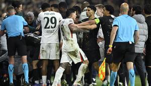 Bek Maroko Paris Saint-Germain #02, Achraf Hakimi (C), dan bek Brasil Paris Saint-Germain #05, Marquinhos, menahan gelandang Chelsea #08, Enzo Fernandez, setelah penyerang Portugal Chelsea #07, Pedro Neto (tidak ada di gambar), mendorong seorang anak gawang (Kiri Bawah) selama pertandingan leg pertama babak 16 besar Liga Champions UEFA antara Paris Saint-Germain (PSG) dan Chelsea di stadion Parc des Princes di Paris pada 12 Maret 2026. (JULIEN DE ROSA/AFP)