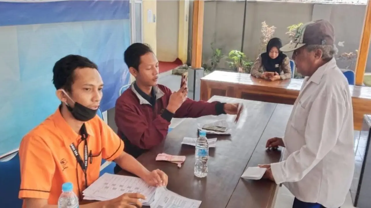 Proses menyaluran BLT BBM di Kabupaten Probolinggo. (Istimewa)