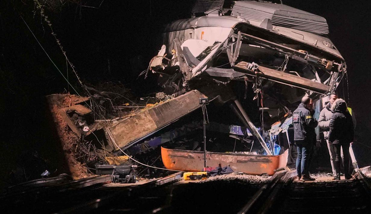 Tim penyelamat merespons setelah sebuah kereta komuter tergelincir akibat menabrak tembok penahan yang runtuh ke rel di Gelida, dekat Barcelona, Spanyol, pada Selasa 20 Januari 2026. Kecelakaan kereta kembali mengguncang Spanyol. (AP Photo/Joan Mateu Parra)
