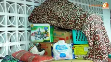 Di salah satu rumah warga tampak tumpukan seprei dan barang-barang yang tengah dijemur karena masih basah terkena banjir (Liputan6.com/Faisal R Syam)