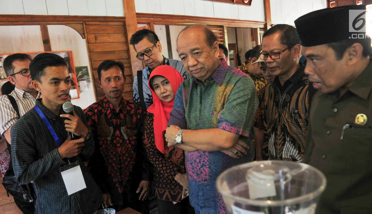 Komisaris Independen BCA Cyrillus Harinowo (tengah) mendengarkan penjelasan cara membuat kopi di desa binaan Bakti BCA Dusun Kopi Sirap di Semarang, Jawa Tengah, Minggu (8/9/2019). BCA melakukan pendampingan untuk penguatan kapasitas dan SDM komunitas petani kopi. (Liputan6.com/HO/Defi)