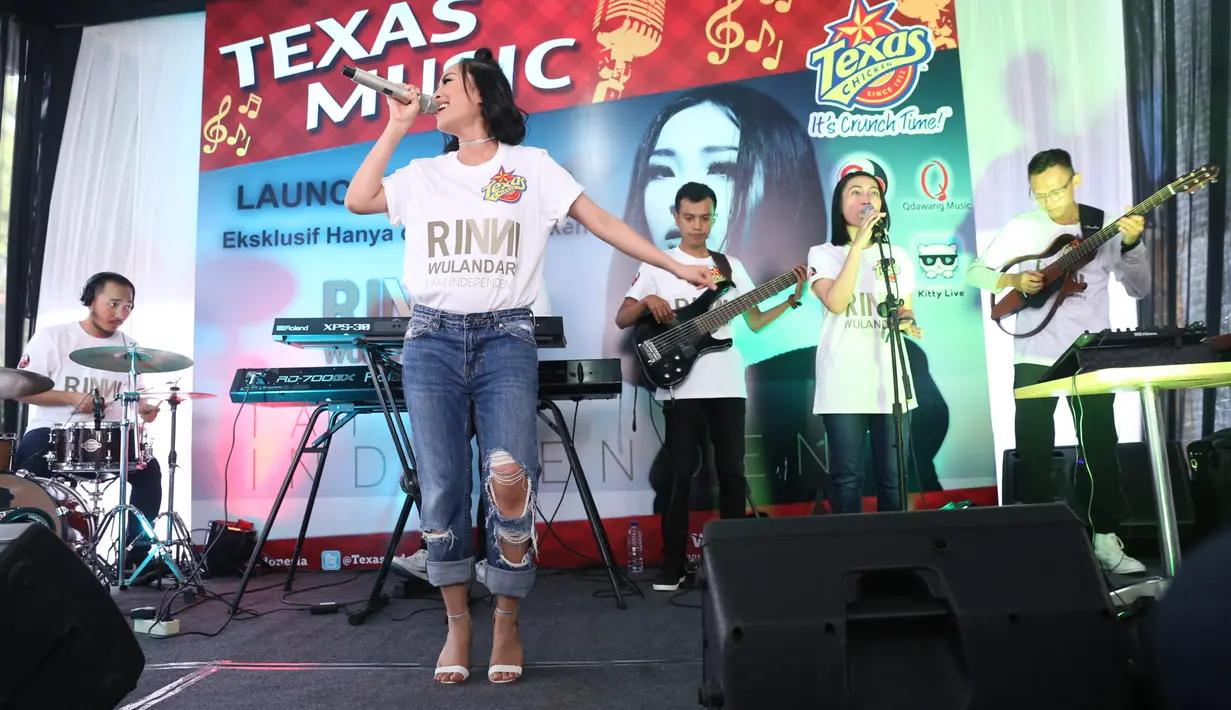 Pada kehamilannya itu, Rini mengaku lebih sensitif. Tidak hanya soal asap rokok, tapi juga soal perasaan yang mudah tersentuh saat menonton film sedih. Berat badannya juga telah naik 7 kilogram. (Nurwahyunan/Bintang.com)