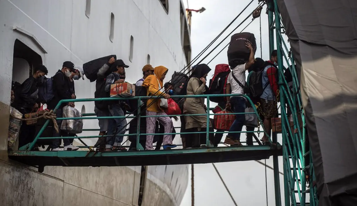 <p>Penumpang turun dari kapal di pelabuhan di Surabaya, Jawa Timur, Kamis (28/4/2022). Orang-orang melakukan perjalanan ke kota asalnya menjelang Idul Fitri yang menandai berakhirnya bulan suci Ramadhan. (Juni Kriswanto/AFP)</p>