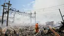 Petugas pemadam kebakaran berusaha mematikan sisa titik api yang masih menyala pemukiman warga di Kampung Bandan, Ancol, Jakarta, Selasa (26/1). Api dengan cepat menjalar rumah warga yang terbuat dari kayu atau bedeng. (Liputan6.com/Faizal Fanani)