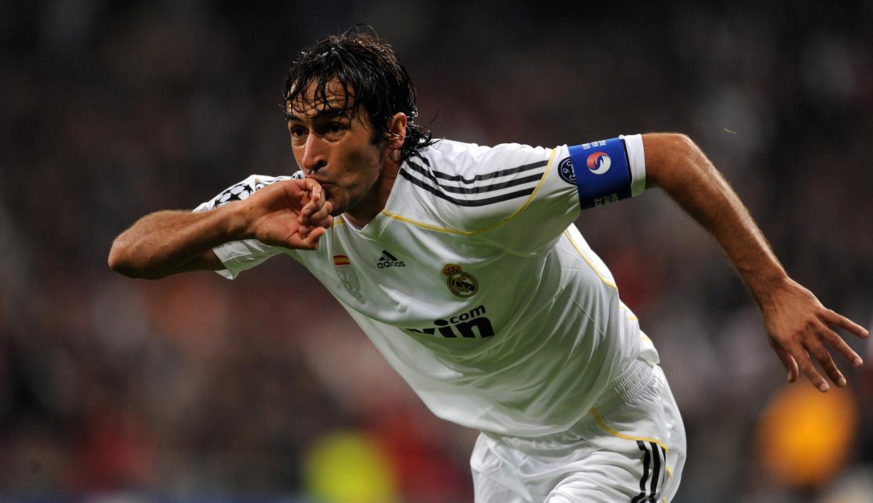 Raul Gonzalez. Bersama Iker Casillas di 2008, ia menerima kontrak seumur hidup. Anehnya pada 2010, ia justru pindah ke Schalke dengan status bebas transfer. Adalah kedatangan Cristiano Ronaldo dan Jose Mourinho yang jadi penyebabnya yang disetujui Florentino Perez. (Foto: AFP/Javier Soriano)
